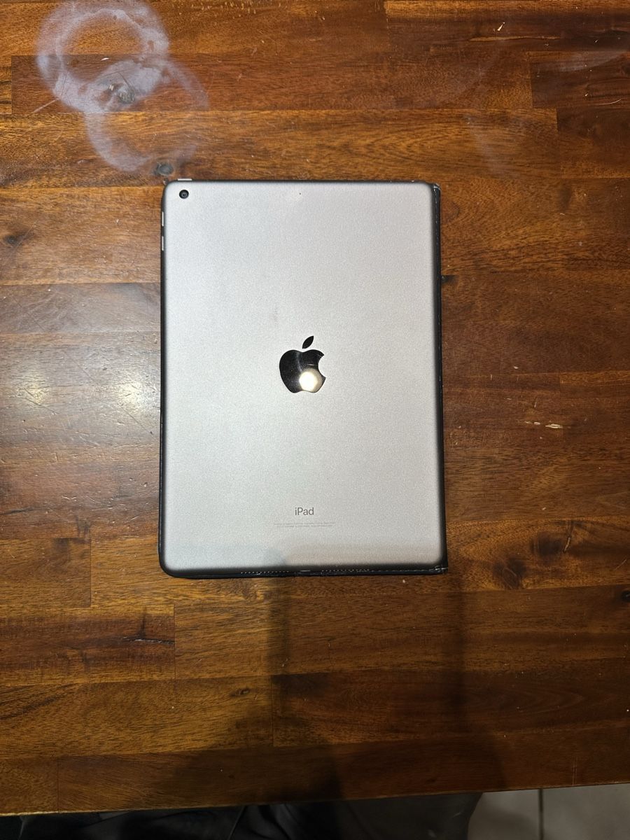 Apple Tablet PC: iPad 6 128GB schwarz  – Usato da Horgen venduto da Teri_N. 2