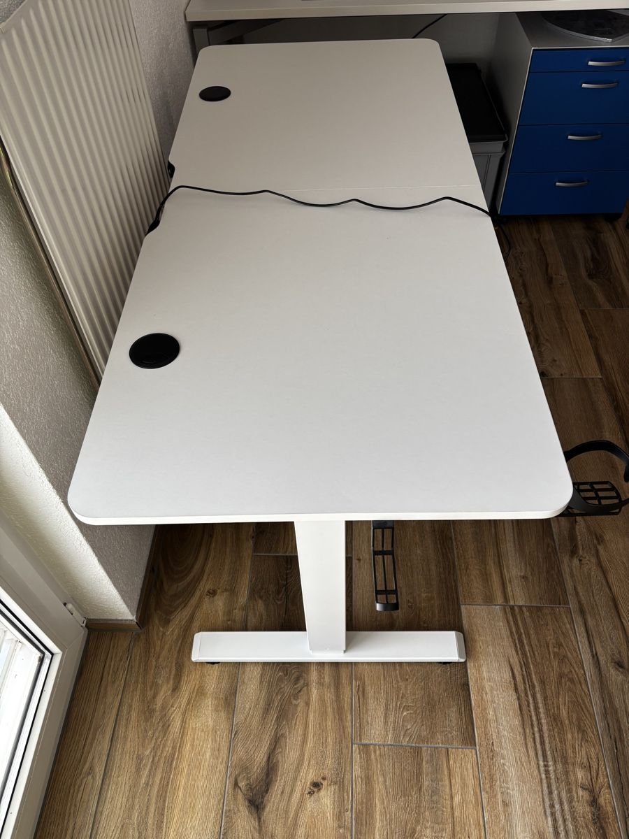 Schreibtische: Bureau réglable en hauteur  – Gebraucht aus Bassecourt von Mykily29 2