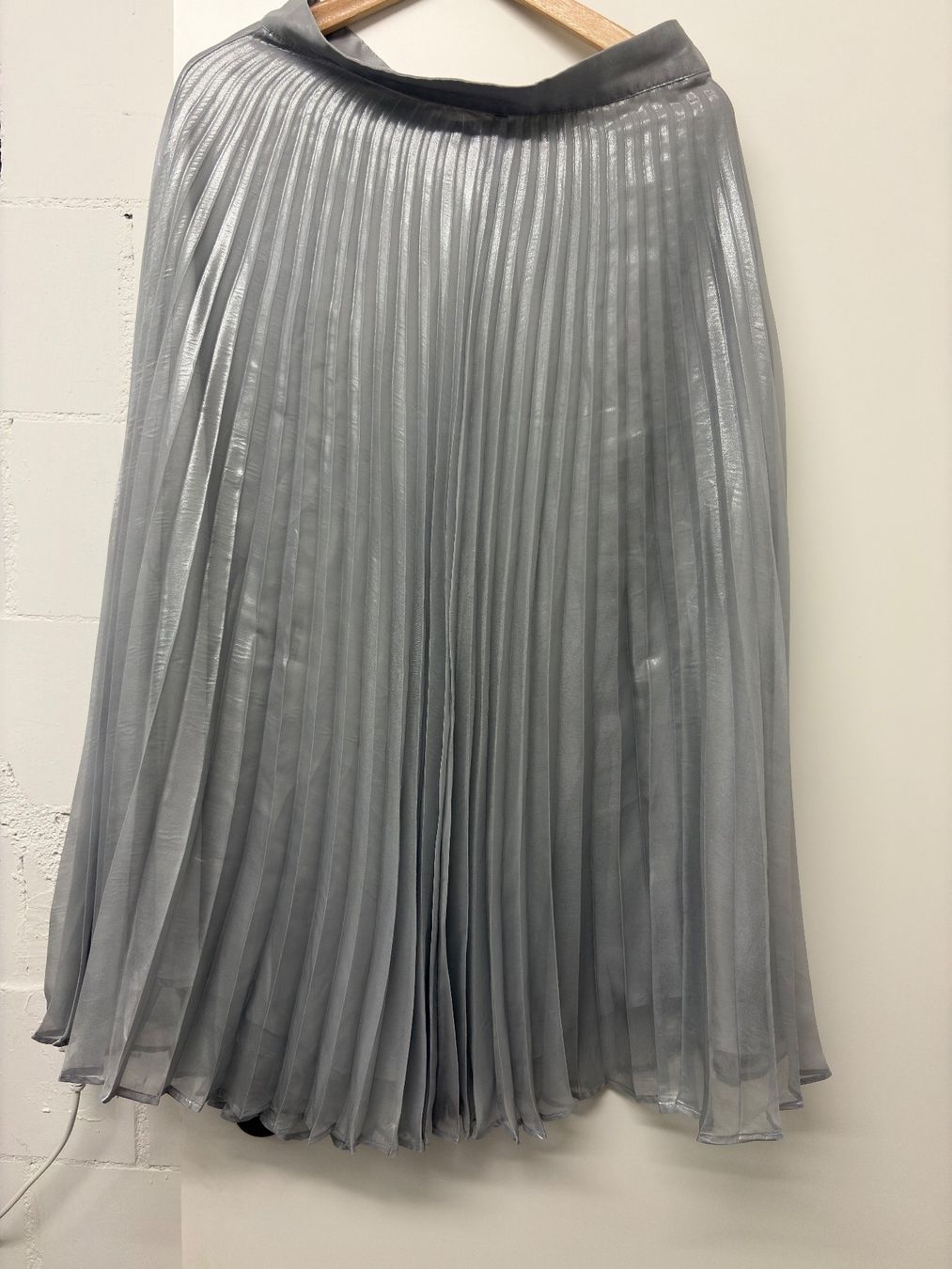 H&M Röcke: Plisseerock von H&M, silber, wadenlang, Gr. 40 – Gebraucht aus Egg b. Zürich von adimoxon
