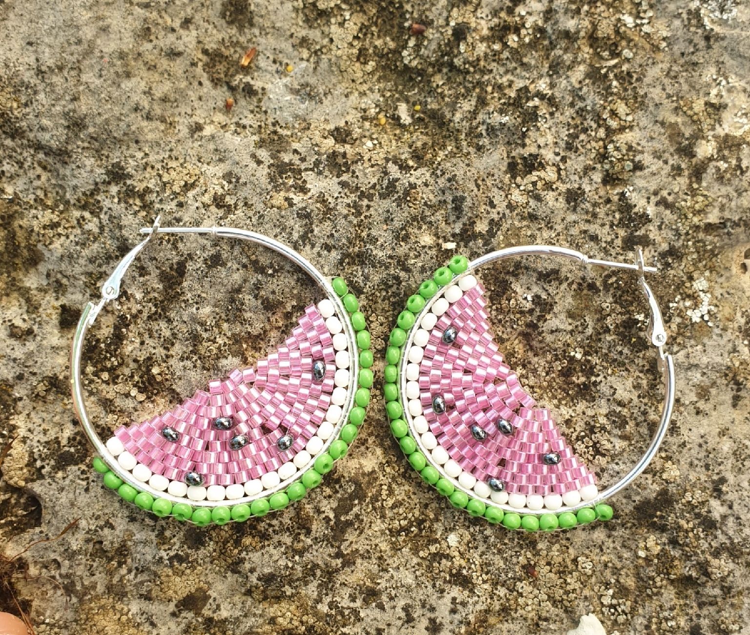 Orecchini pendenti & Orecchini a lobo: Creolen Ohrringe Handmade Perlen Wassermelone – Nuovo (secondo la descrizione) da Gelterkinden venduto da Macrameed