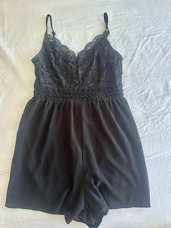 Tute: Eleganter schwarzer Jumpsuit mit Spitze – Usato da Basel venduto da eka_8ycf