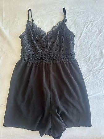 Eleganter schwarzer Jumpsuit mit Spitze