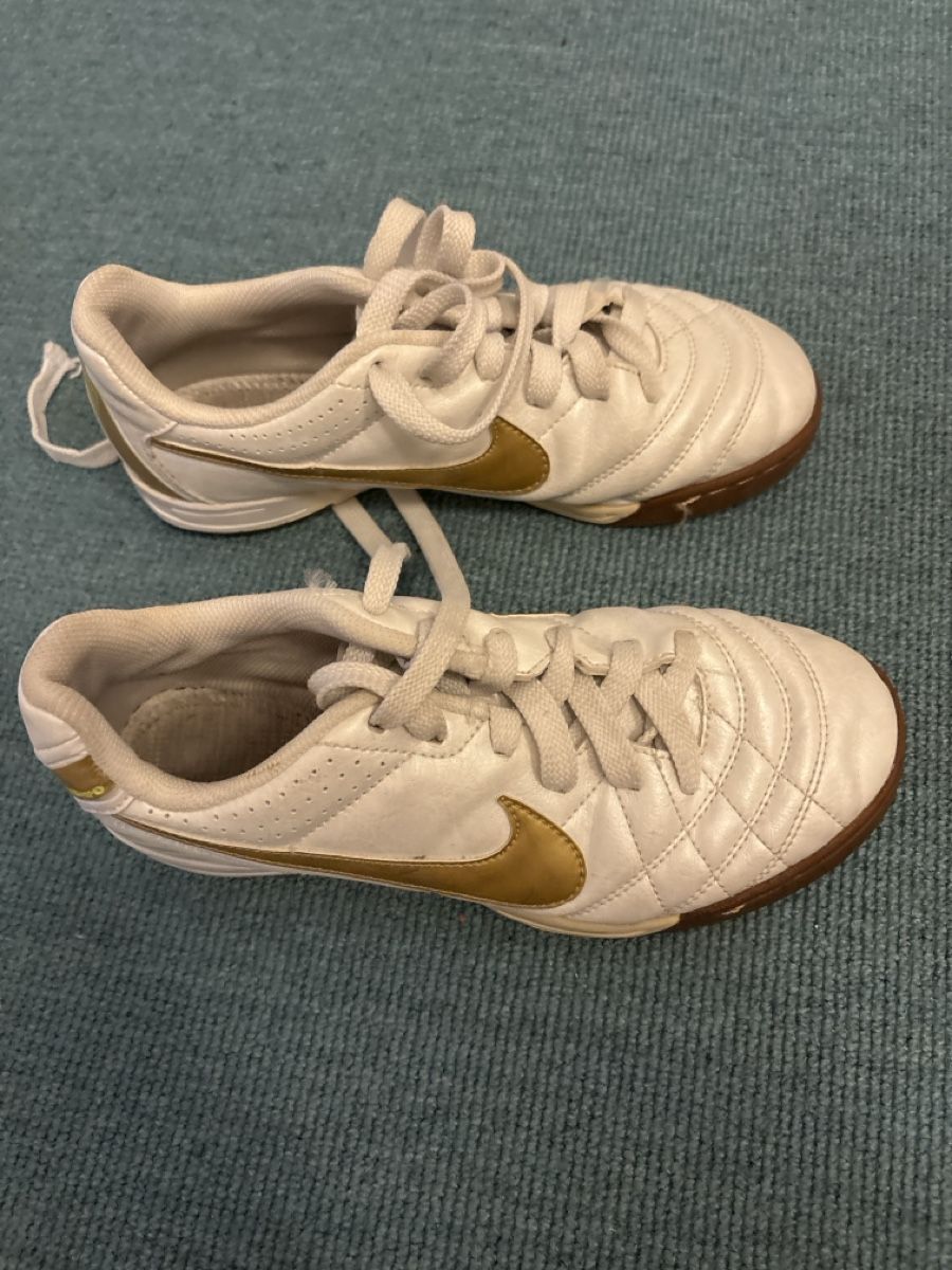 Nike Schuhe für Jungen: Nike Hallenschuhe Grösse 35 – Gebraucht aus Niederglatt ZH von CorinneW32