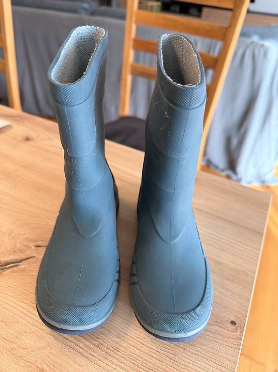 Schuhe für Jungen: Regenstiefel in Grösse 26/27 – Gebraucht aus Stettfurt von Annili87