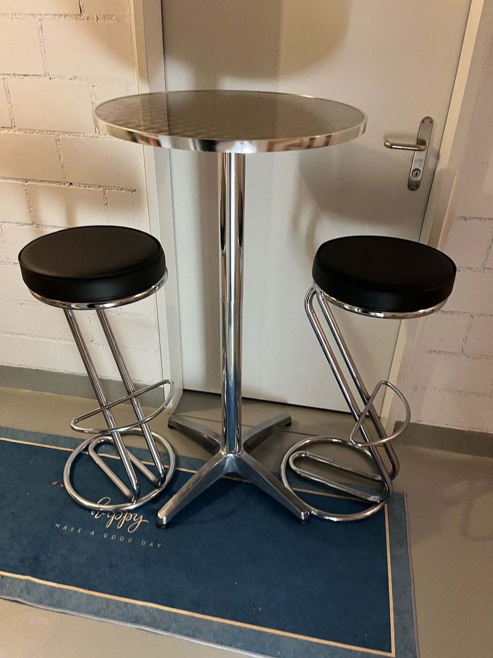 Set di tavolo e panche: Bartisch rund/klappbar mit 2 Barhocker – Usato da Zürich venduto da Bice2