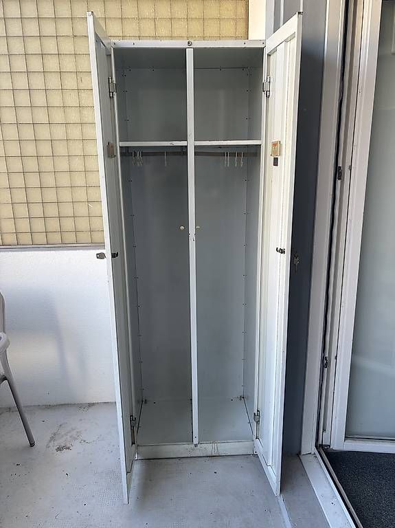 Schränke: Metallschrank abschliessbar, hellgrau  Abholung Basel – Gebraucht aus Basel von Lizzabon 2