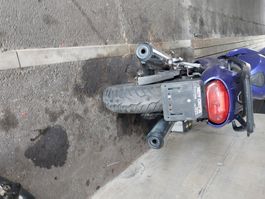Moto Triumph blu usata in condizioni da visionare