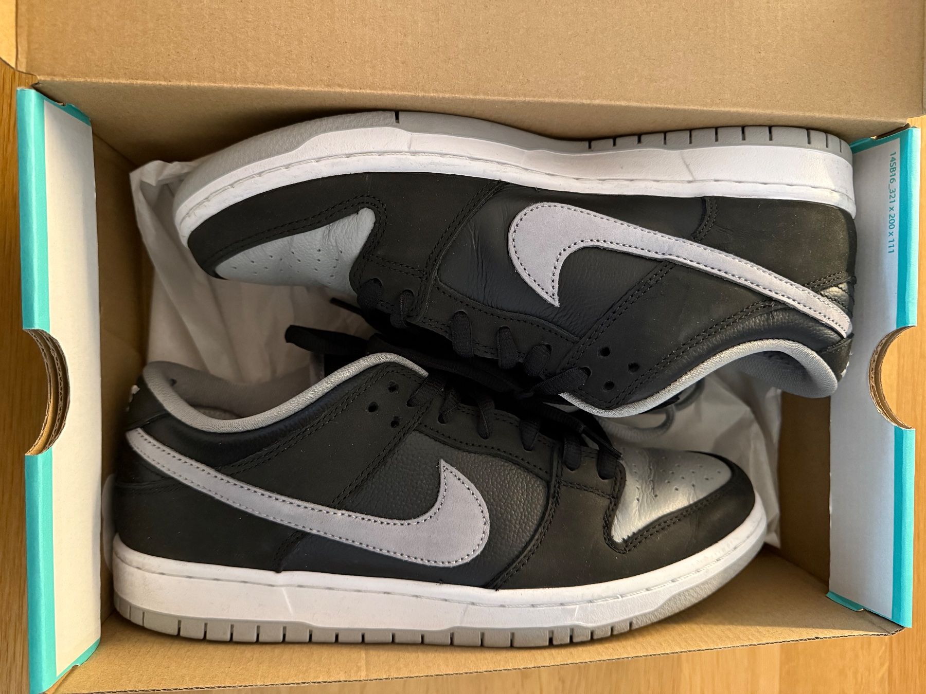 Nike Scarpe da uomo: Nike SB Dunk Low Pro, Grösse 42.5 black, grey & white – Usato da Basel venduto da Rouge. 1