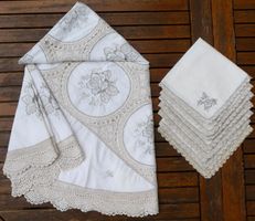 antike Tischdecke rund 7 Servietten gestickt gehäkelt