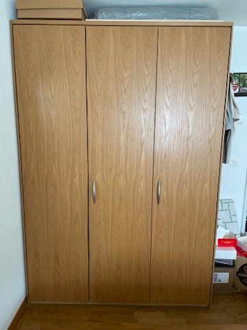 Armadi: Hoher Kleiderkasten 153x220 cm – Usato da Gelterkinden venduto da RemoViscardi