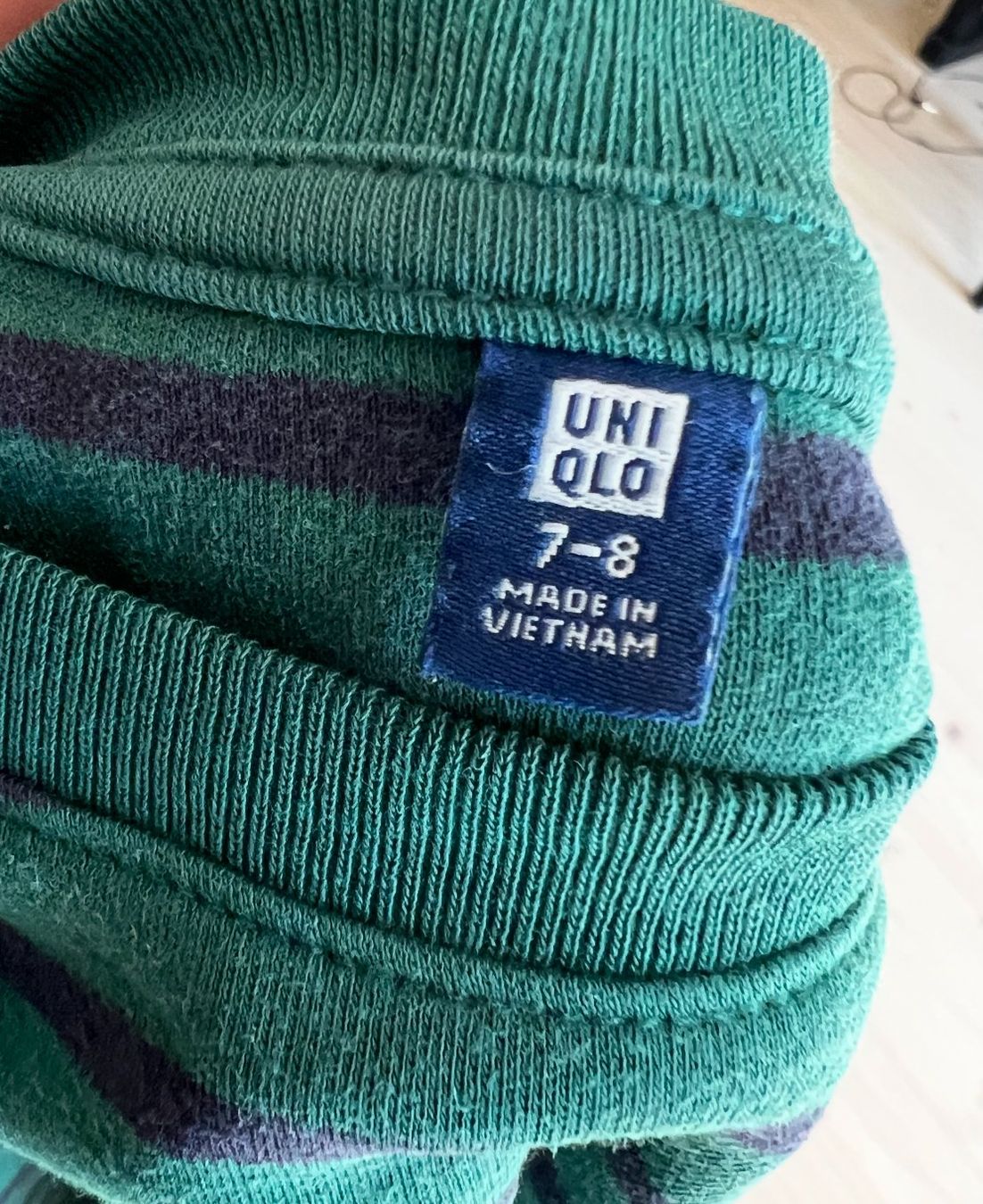 Uniqlo Hemden, T-Shirts & Polos: UNI-QLO T-shirt Kinder Gr.130 – Gebraucht aus Zürich von normanprice 1