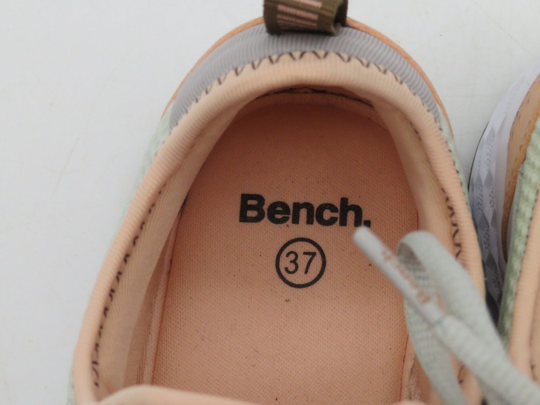 Bench Herrenschuhe: Bench Sneakers in Grau und Rosa – Gebraucht aus Reinach BL von WBZ-Flohmarkt 5