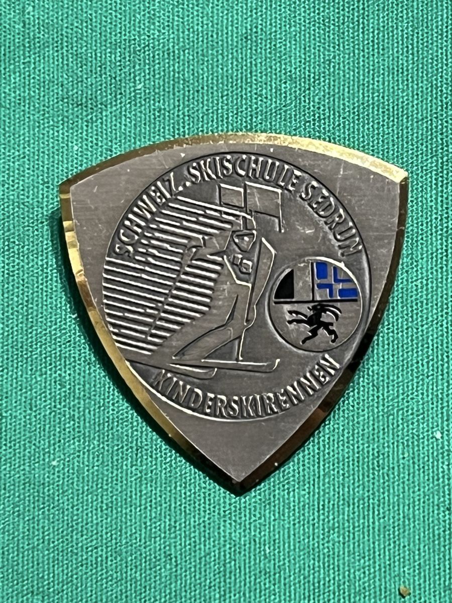 Plaquettes & Badges: Skischule Sedrun – D'occasion à Itingen par Bebbi6569