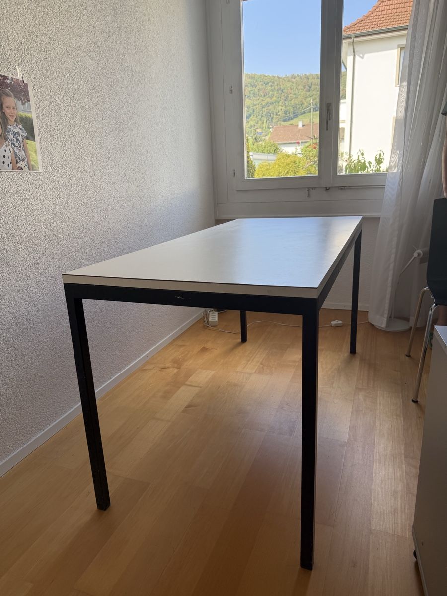 Schreibtische: Schöner Arbeitstisch  – Gebraucht aus Wettingen von gio_d29c