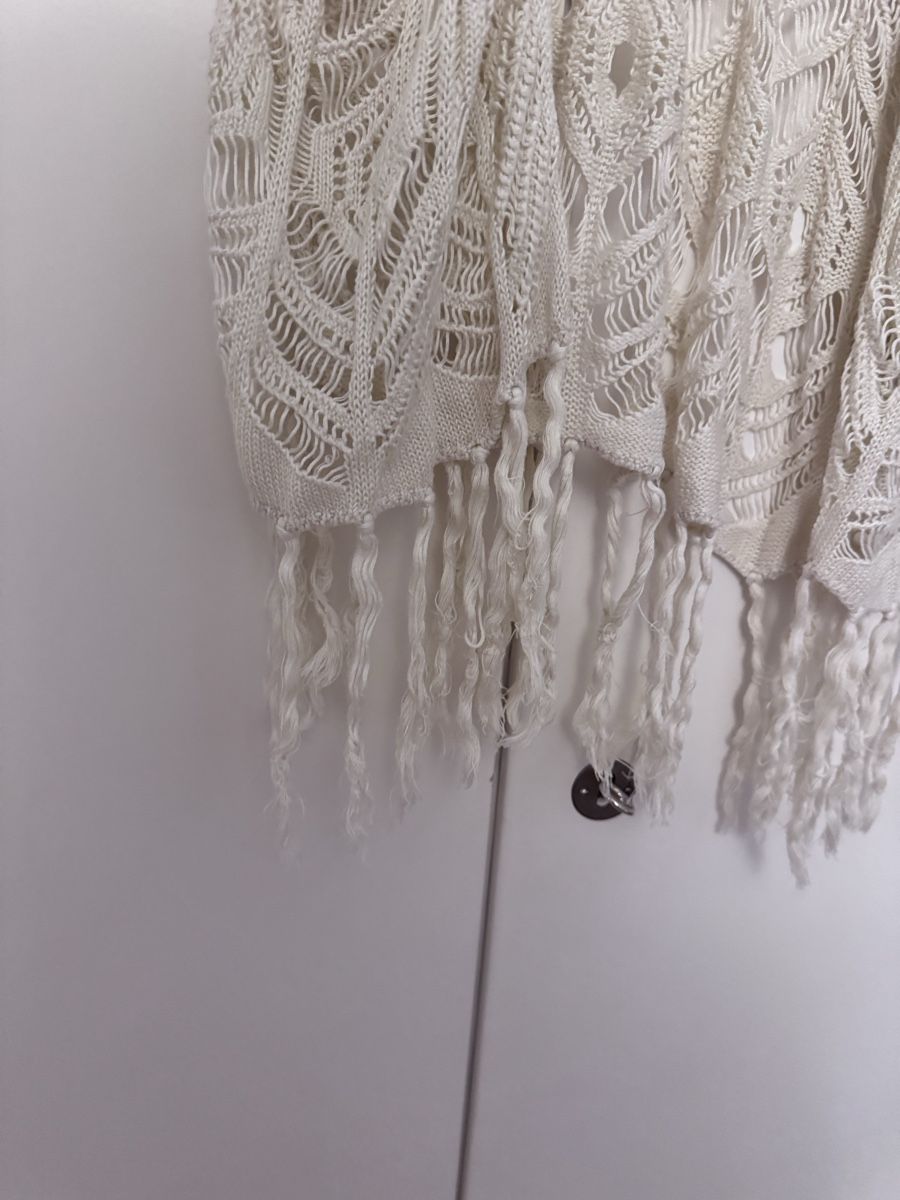 Arte internazionale: Strick Kimono lang beige mit Fransen – Usato da Zürich venduto da sop_9fqf 2