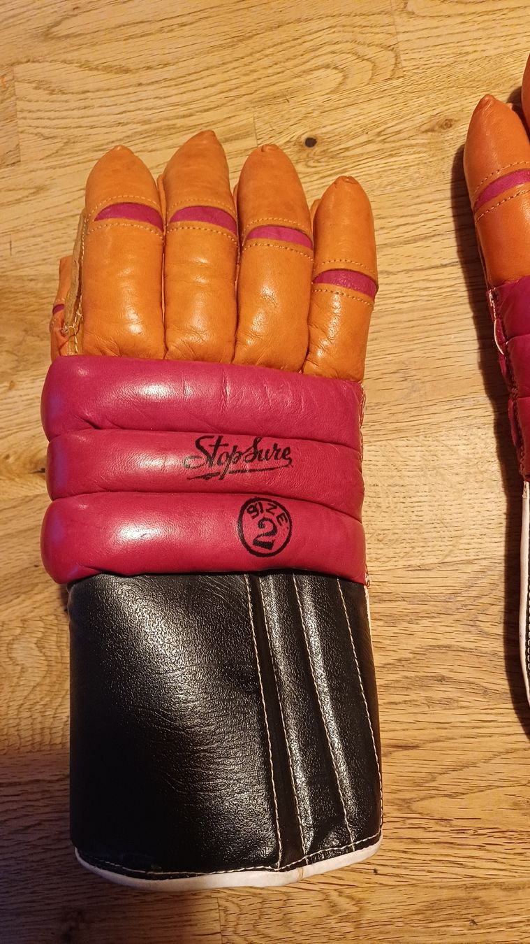 Altri accessori da uomo: Alte Eishockey Handschuhe – Usato da Flawil venduto da Pinkmalibu 1