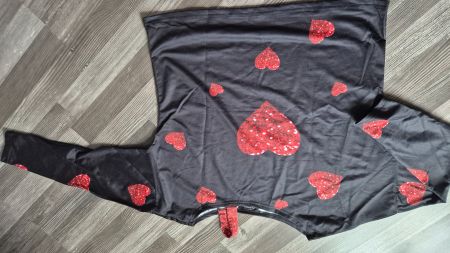 Maglia nera con cuori rossi disegno paillettes