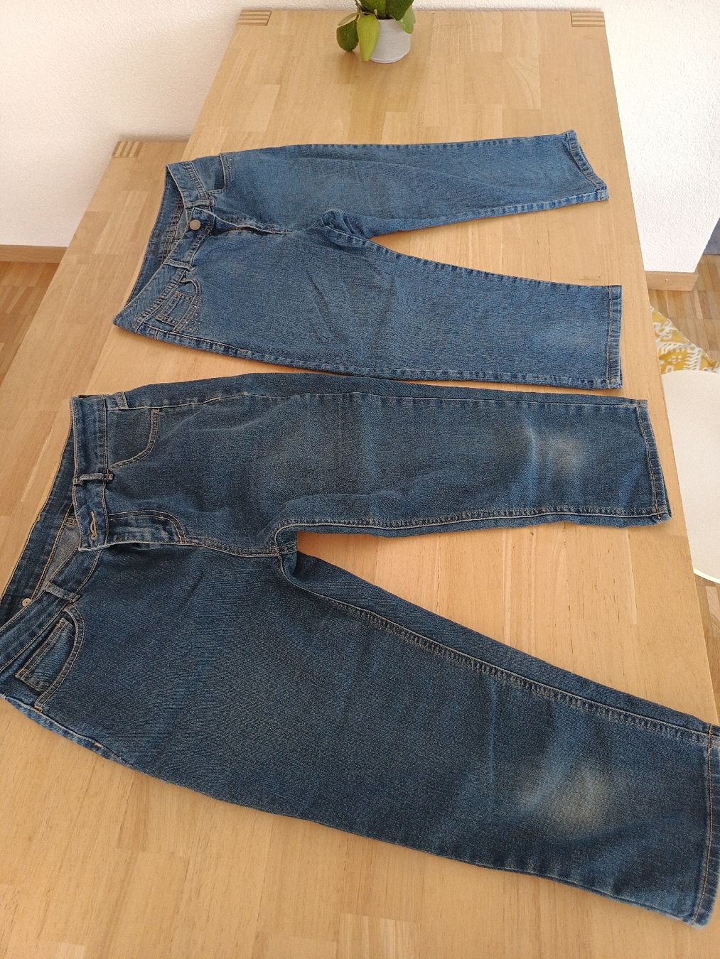 Jeans: 2 pantalons Jean mi-long – Usato da Delémont venduto da lilou_jura