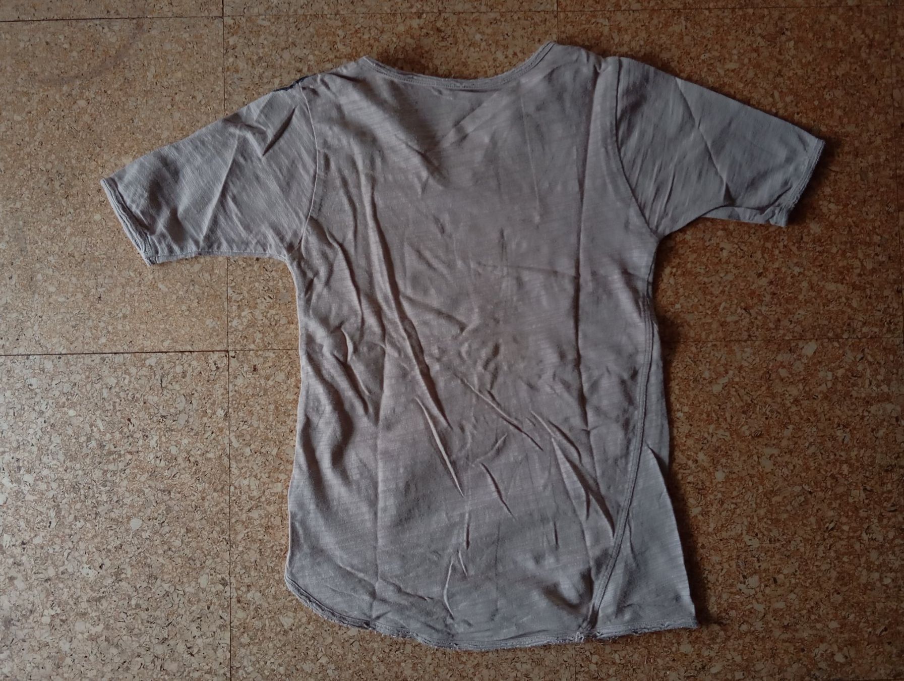 Hemden, T-Shirts & Polos: cooles Shirt mit "Federn-Print" Gr. 128 – Neu und originalverpackt aus Zeneggen von shemesh_ 1