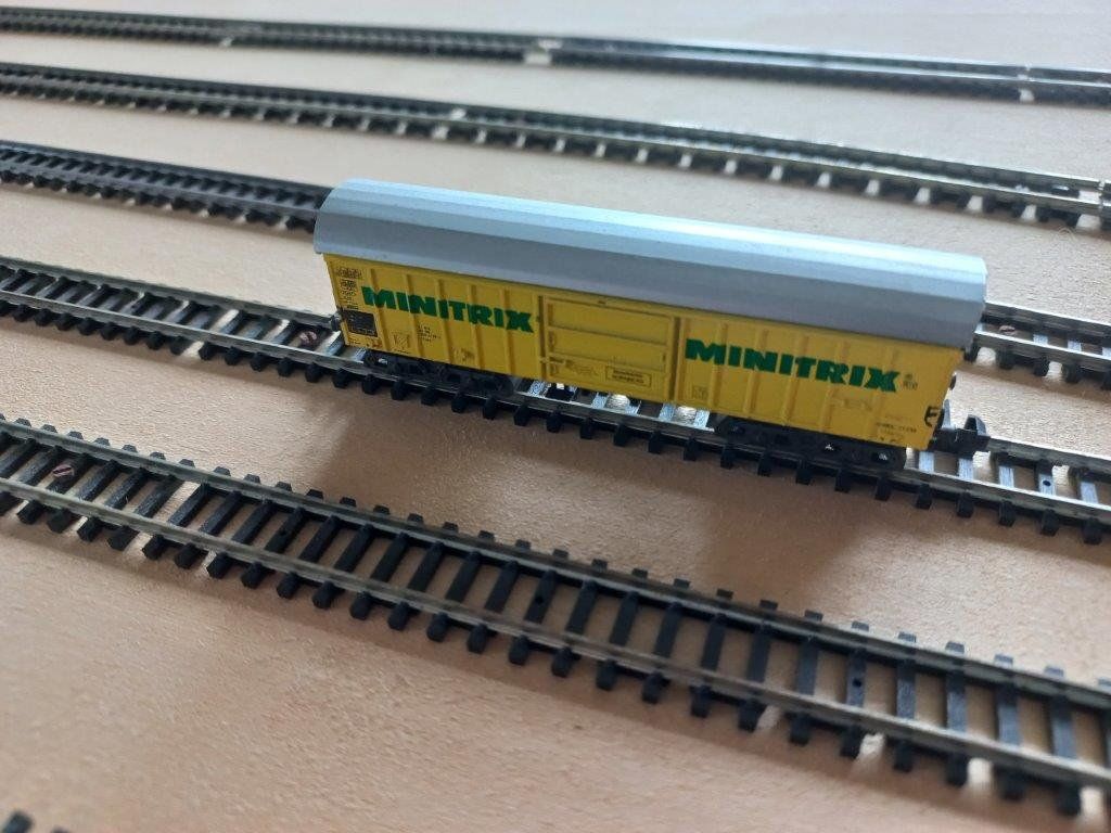 Trix Modellini di ferrovie: Güterwagen mit Werbung Minitrix Spur N, selten – Usato da Pfäffikon / ZH venduto da Pefkadett 5