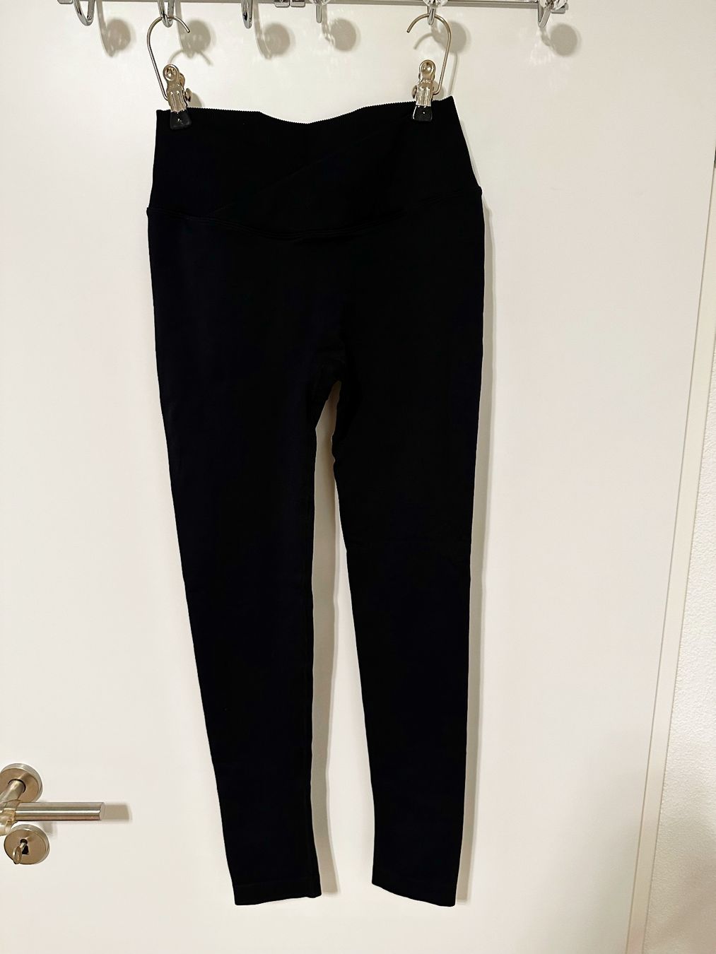 Leggings: Endoiré V-Shape Legging,schwarz,Grösse M – Nuovo (secondo la descrizione) da Eglisau venduto da Brewster1 4