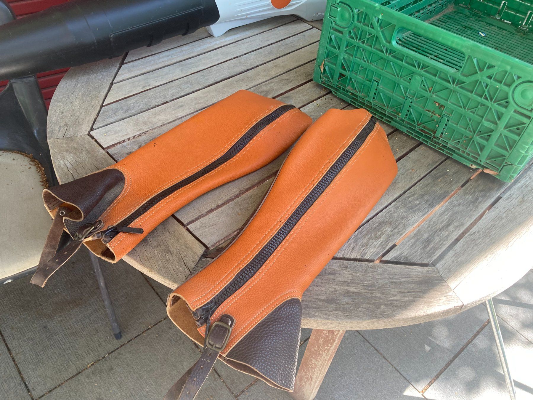 Stinchiere & Fasciature: Minichaps en cuir artisanales – Usato da La Rippe venduto da pommme 3