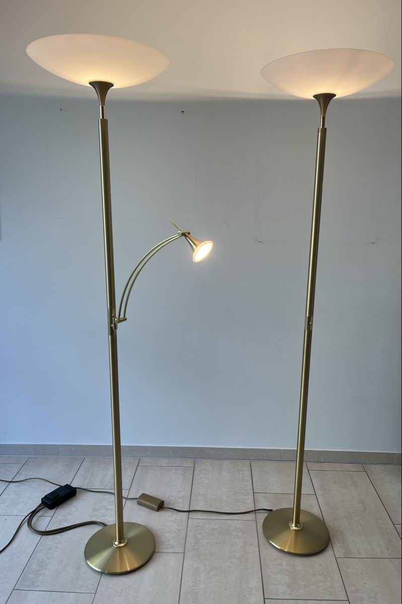 Lampes: Zwei Stehlampen – Défectueux à Rueschlikon par Smash2000