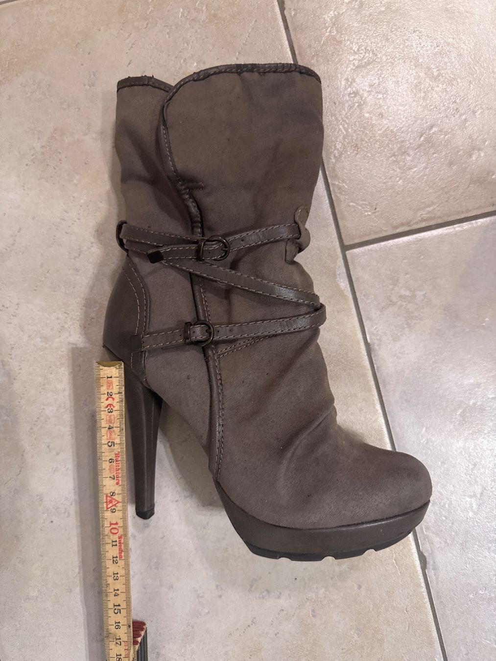 Scarpe da donna: Graue Stiefeletten, Grösse 37 – Usato da Oberglatt ZH venduto da Crazymouse