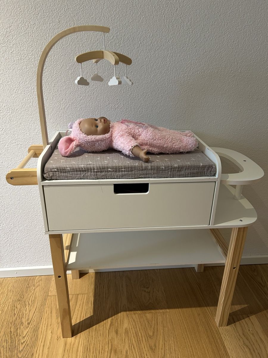 Poupées: Musterkind Doll Changing Table with Mobile, good condition – D'occasion à Zürich par mar_d7zz
