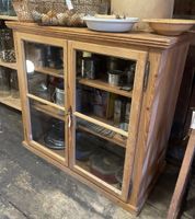 Holz Vitrinenschrank mit Glastüren und Regalen
