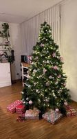 Grosser Kunsttannenbaum ohne Kugeln