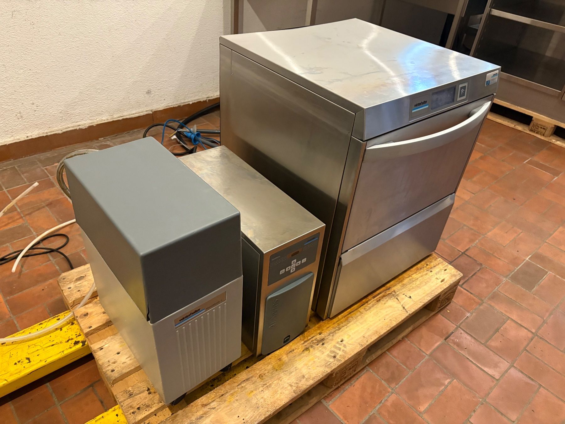 Winterhalter Lavastoviglie: Winterhalter UCM Unterbauspülmaschine – Usato da goldau venduto da G.app 1