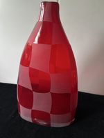 Rote Glasvase, Vintage, kariert. Höhe: 30.5 cm.