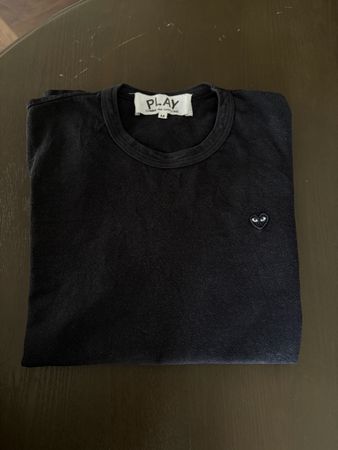 Comme des Garçons PLAY T-Shirt – Schwarz – Grösse M