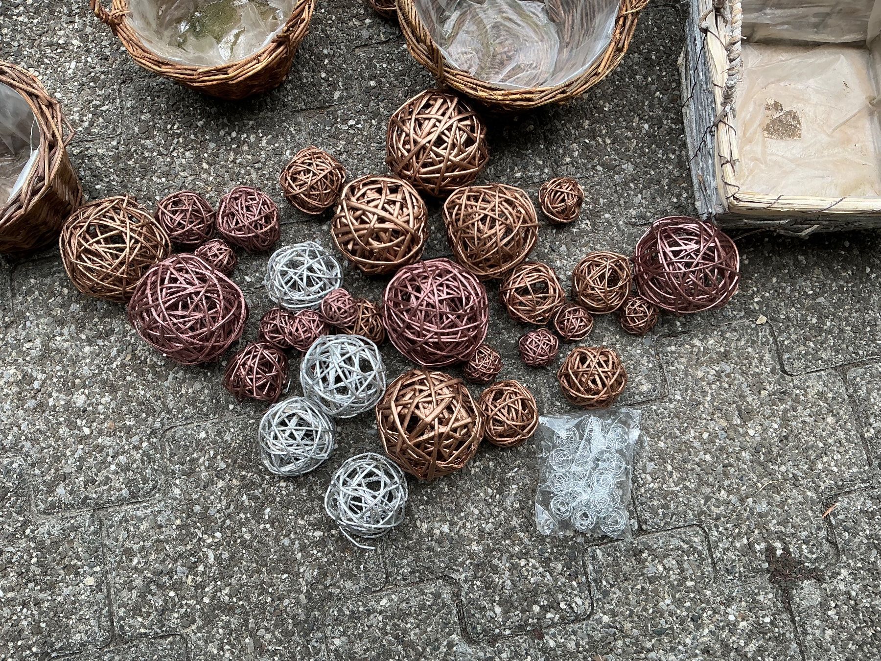 Tutte le decorazioni: Dekokörbe Set , verschiedene Grössen  mit Kugeln – Usato da Jona venduto da Jancy60 6