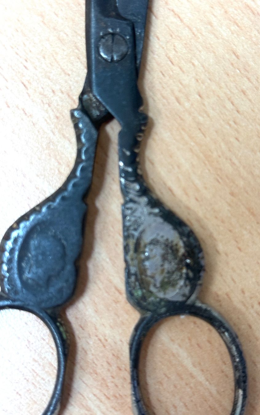 Tutti gli attrezzi: 4 paires de ciseaux anciens – Usato da Veyrier venduto da Szurkemaci 2