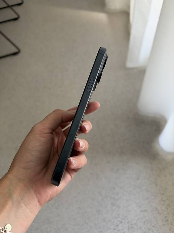 Telefoni cellulari / Smartphones: I Phone 15 Pro Max – Usato da Chur venduto da V1e2r3a4 2
