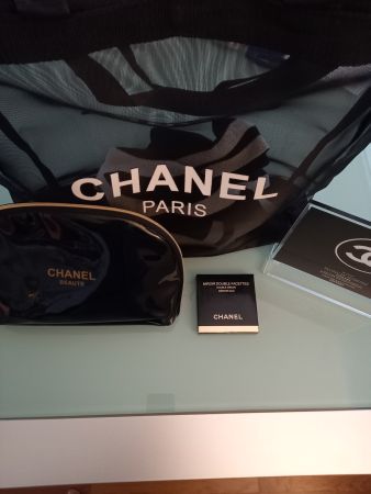 CHANEL NEU Shopping Tasche CHANEL und Kosmetiktasche