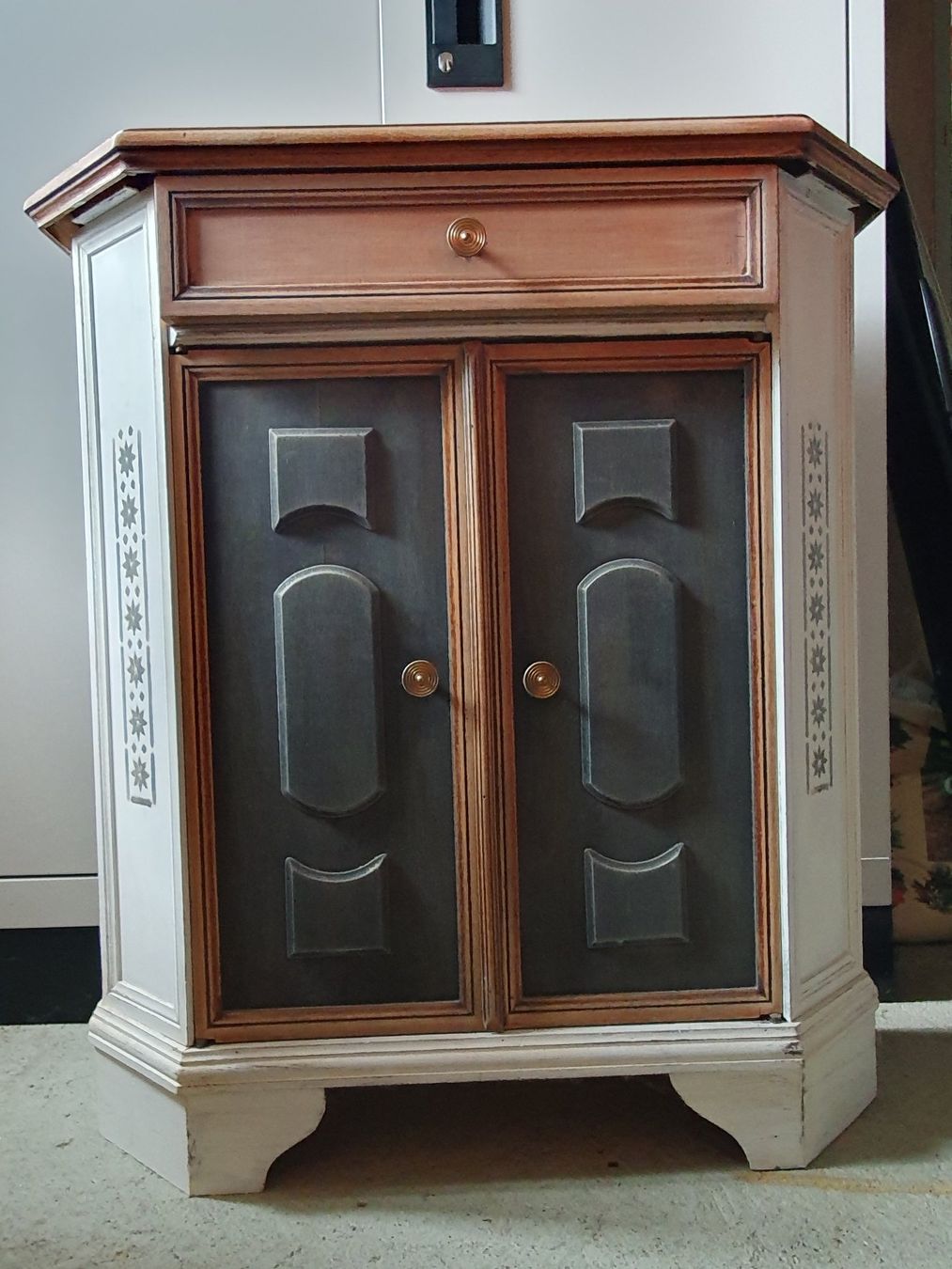 Commodes: kleine Kommode mit Schublade (restauriert) – D'occasion à Stilli par Mos1 6