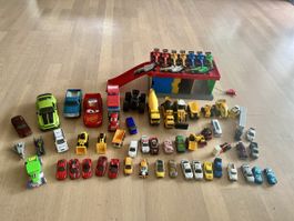 Spielzeugauto Sammlung mit Parkhaus bespielter Zustand