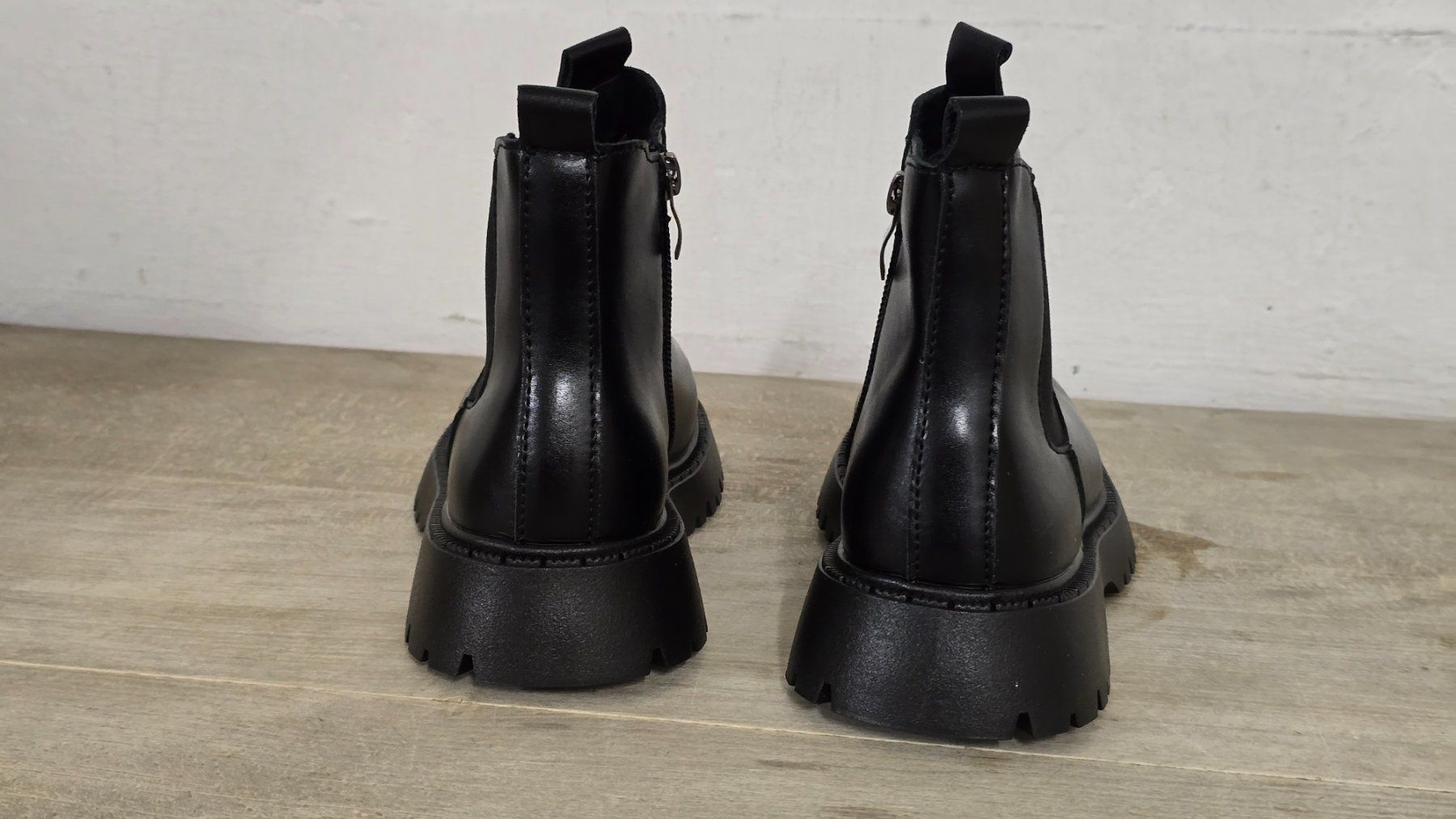 Scarpe per ragazze: Schwarze Chelsea Boots - 32 - mit Profilsohle – Nuovo (secondo la descrizione) da Thalwil venduto da VitaMini 4