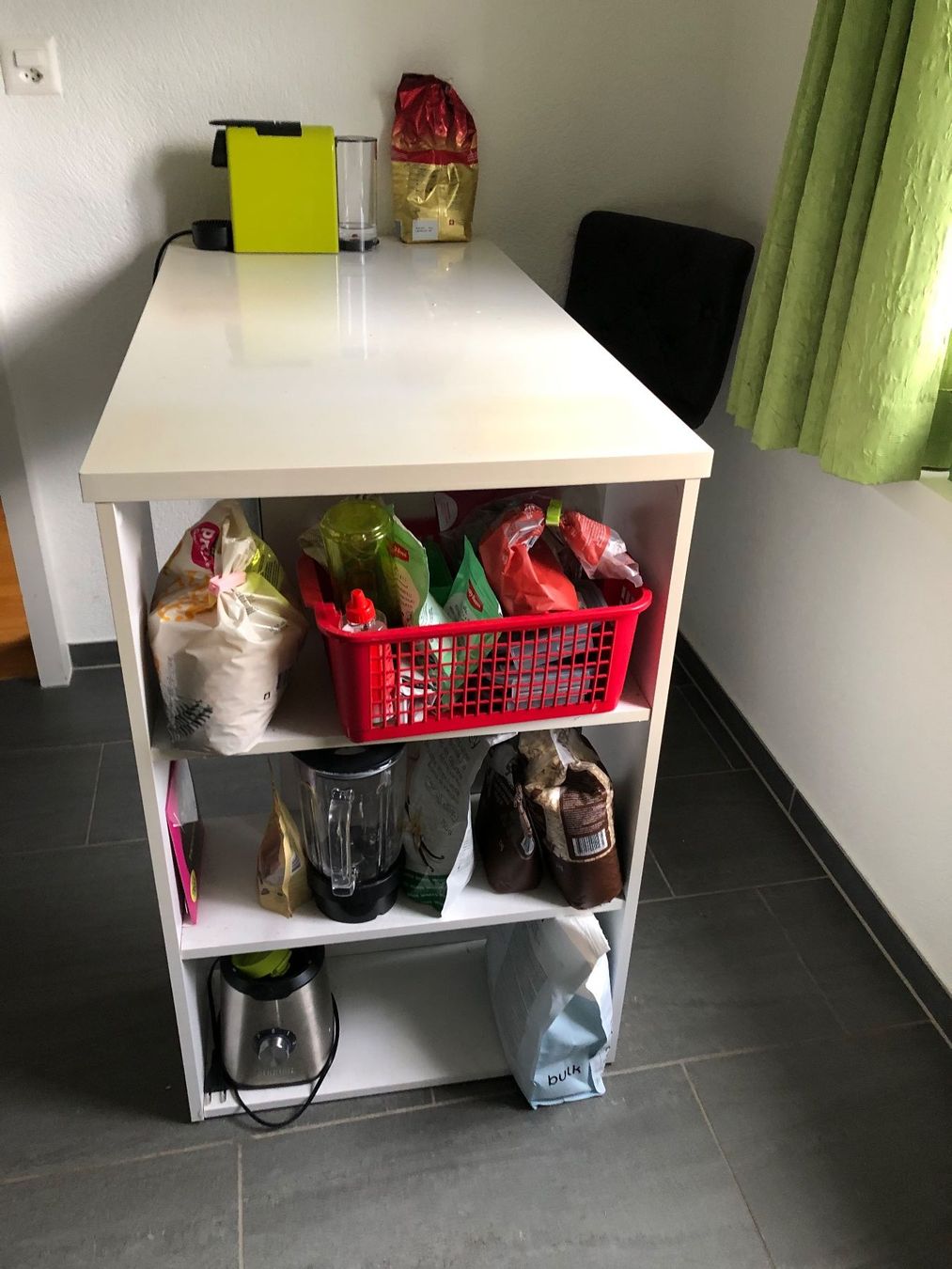 Allestimento di negozi e stand fieristici: Weisse Küchentheke mit Stauraum – Usato da Olten venduto da JZD 1