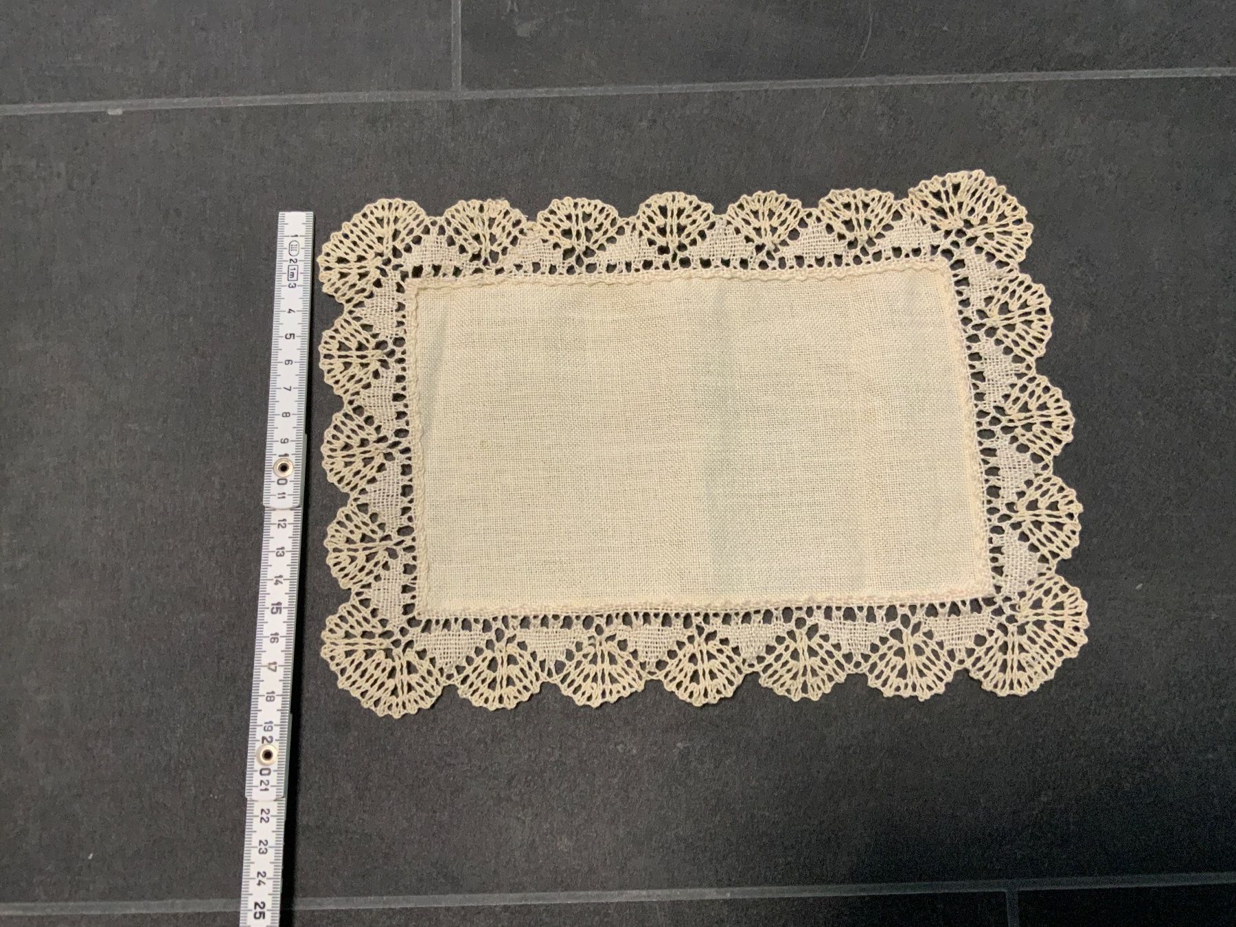 Tutte le decorazioni: Rustikale Deckchen/Tischdeko mit Häkelrand, Vintage Look – Usato da St.Pantaleon venduto da wys_9wdz 1