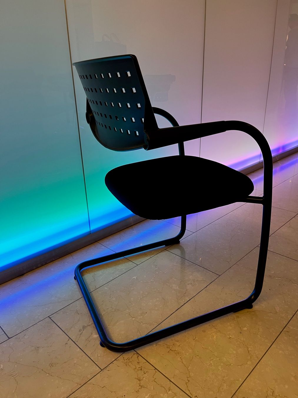 Vitra Sedie: Vitra Visavis Design Konferenzstuhl Black Edition – Usato da Affoltern am Albis venduto da Zapro 2