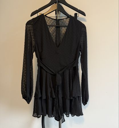 Combinaison short noire à volants, manches longues, taille M