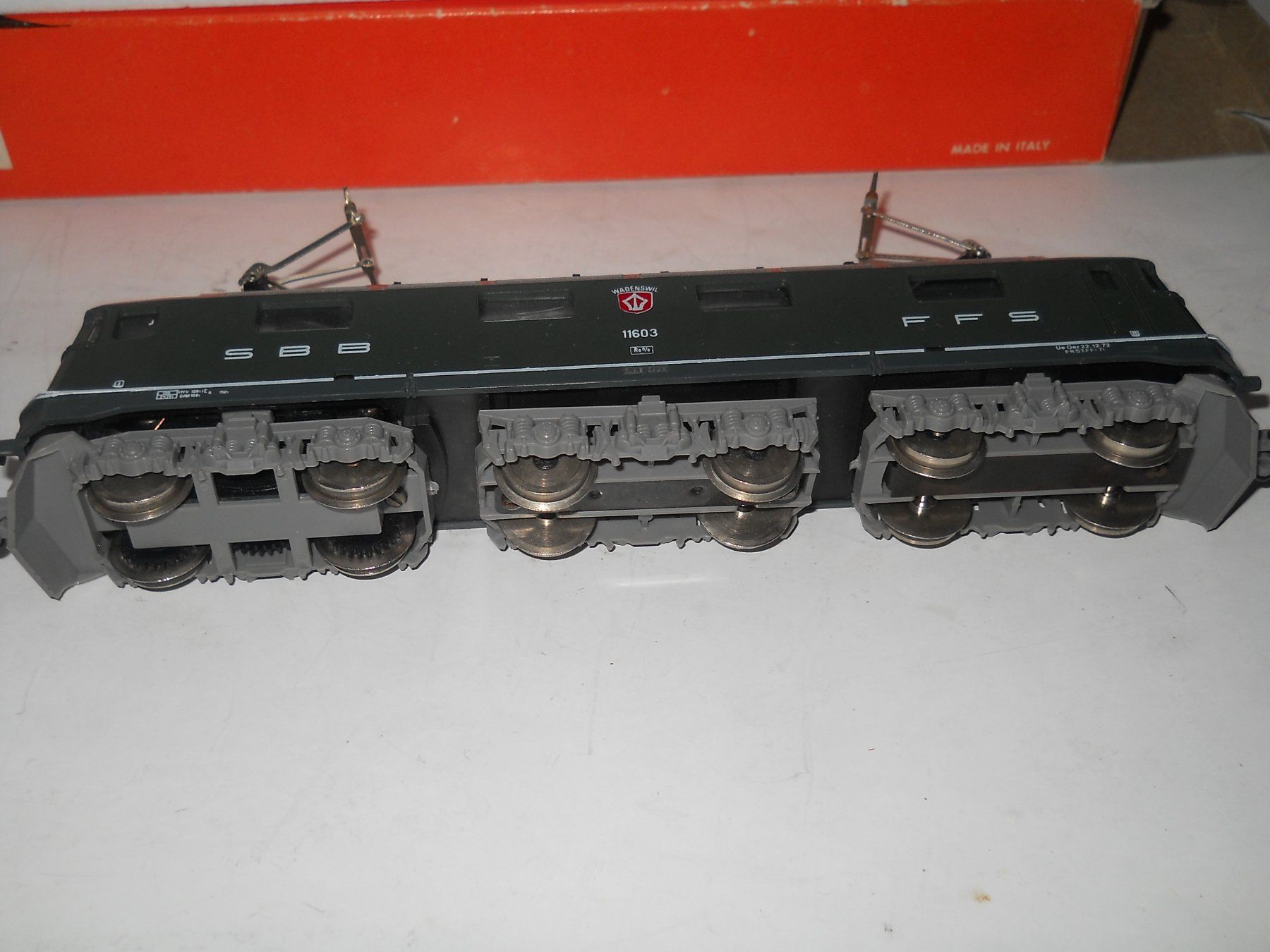 Lima Modellini di ferrovie: 2 Lima SBB Loks mit Wagen – Usato da Schwanden GL venduto da roerich20 5