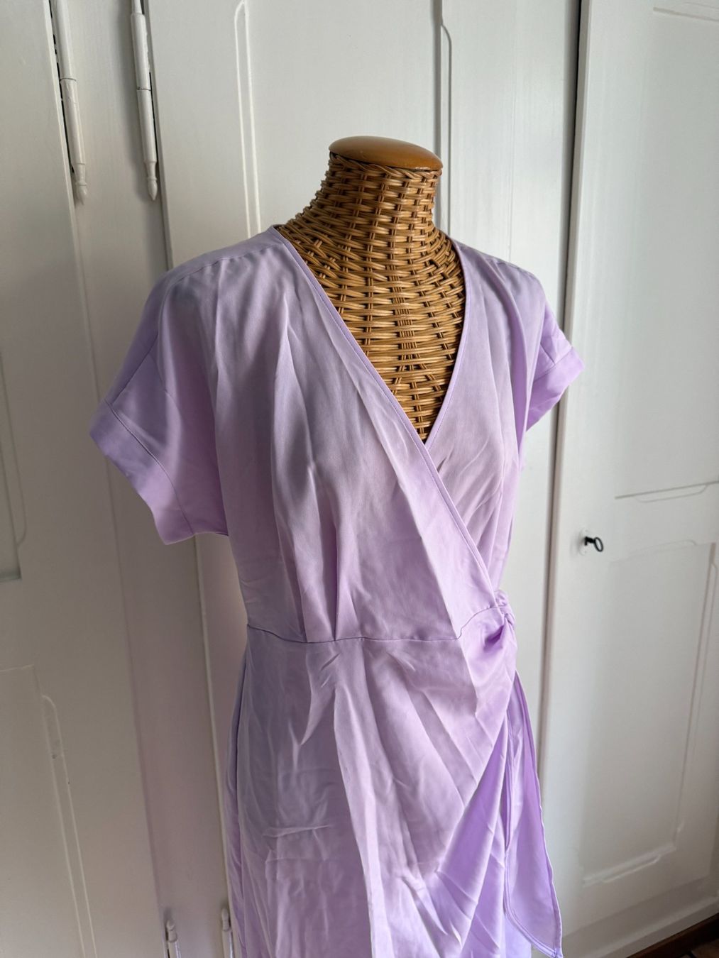 Monki Kleider: MONKI - Wickelkleid flieder S – Gebraucht aus Zürich von Diazaio 1