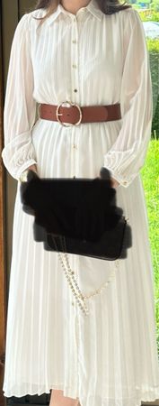 Damen Kleid weiss plissiert mit braunem Gürtel lang