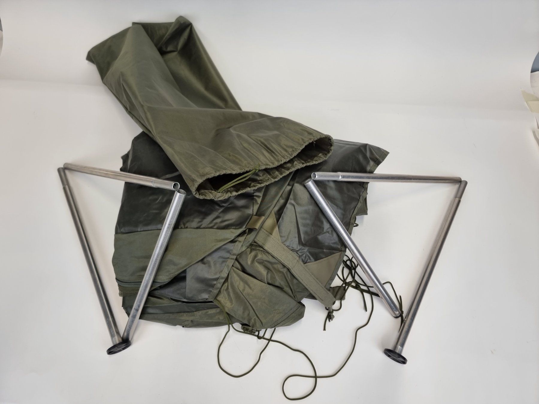 Zelte: Praktisches Militärzelt – Gebraucht aus Urtenen-Schönbühl von Restwert_Schoenbuehl 1