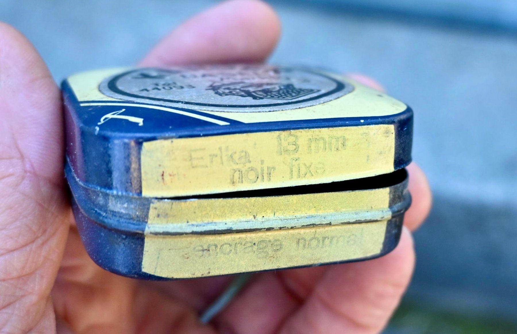 Barattoli: alte Farbbanddose Karger Basel Marktgasse 3 blechdose – Usato da Pfaffhausen venduto da mono_rec 1
